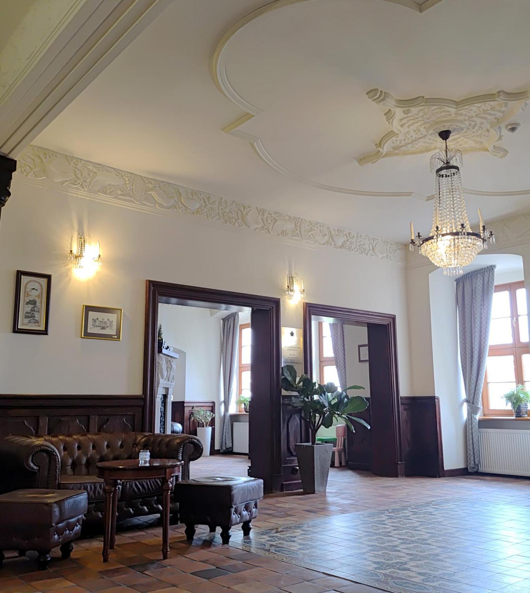 Palac W Rymaniu Екстер'єр фото
