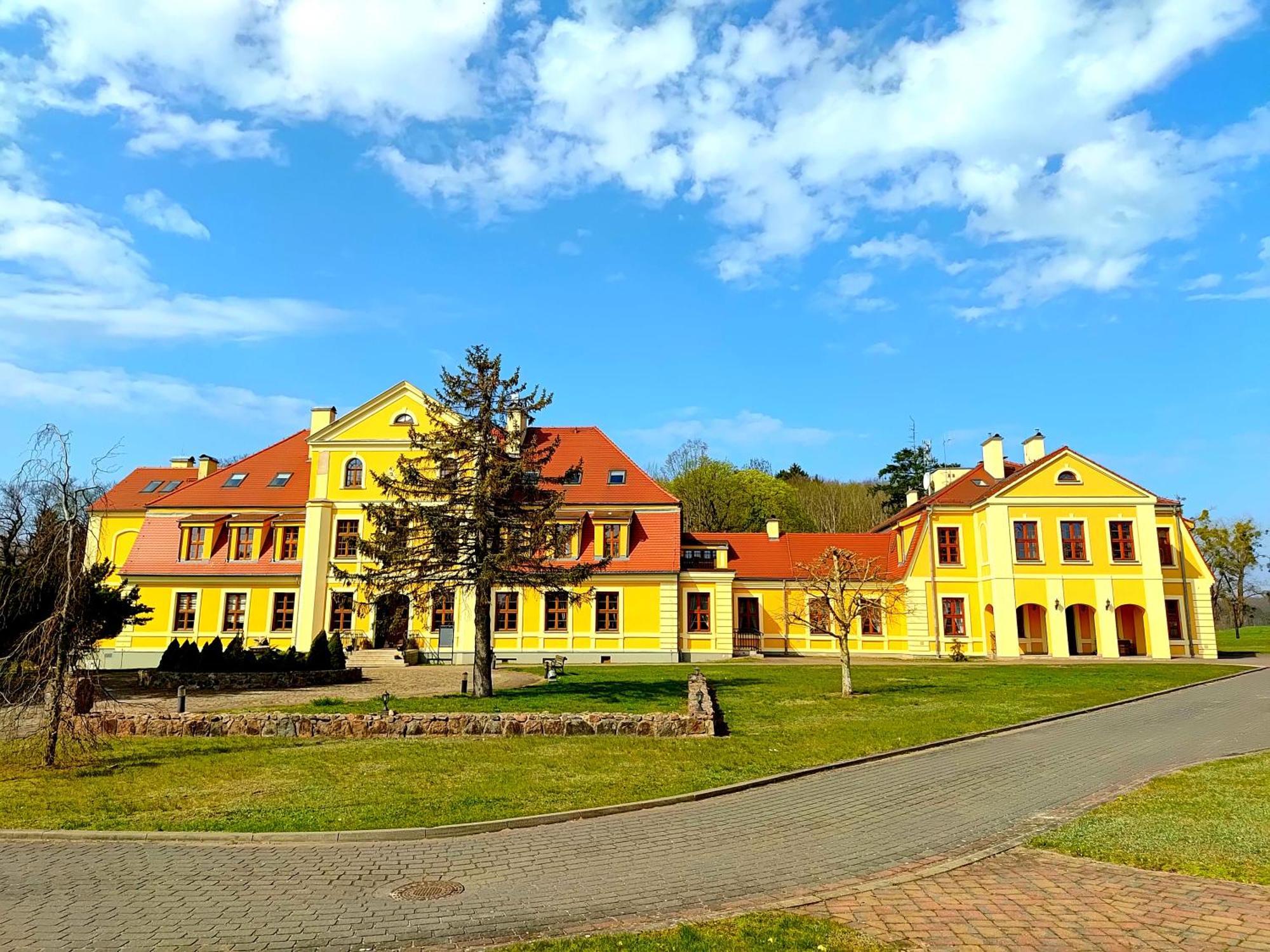 Palac W Rymaniu Екстер'єр фото