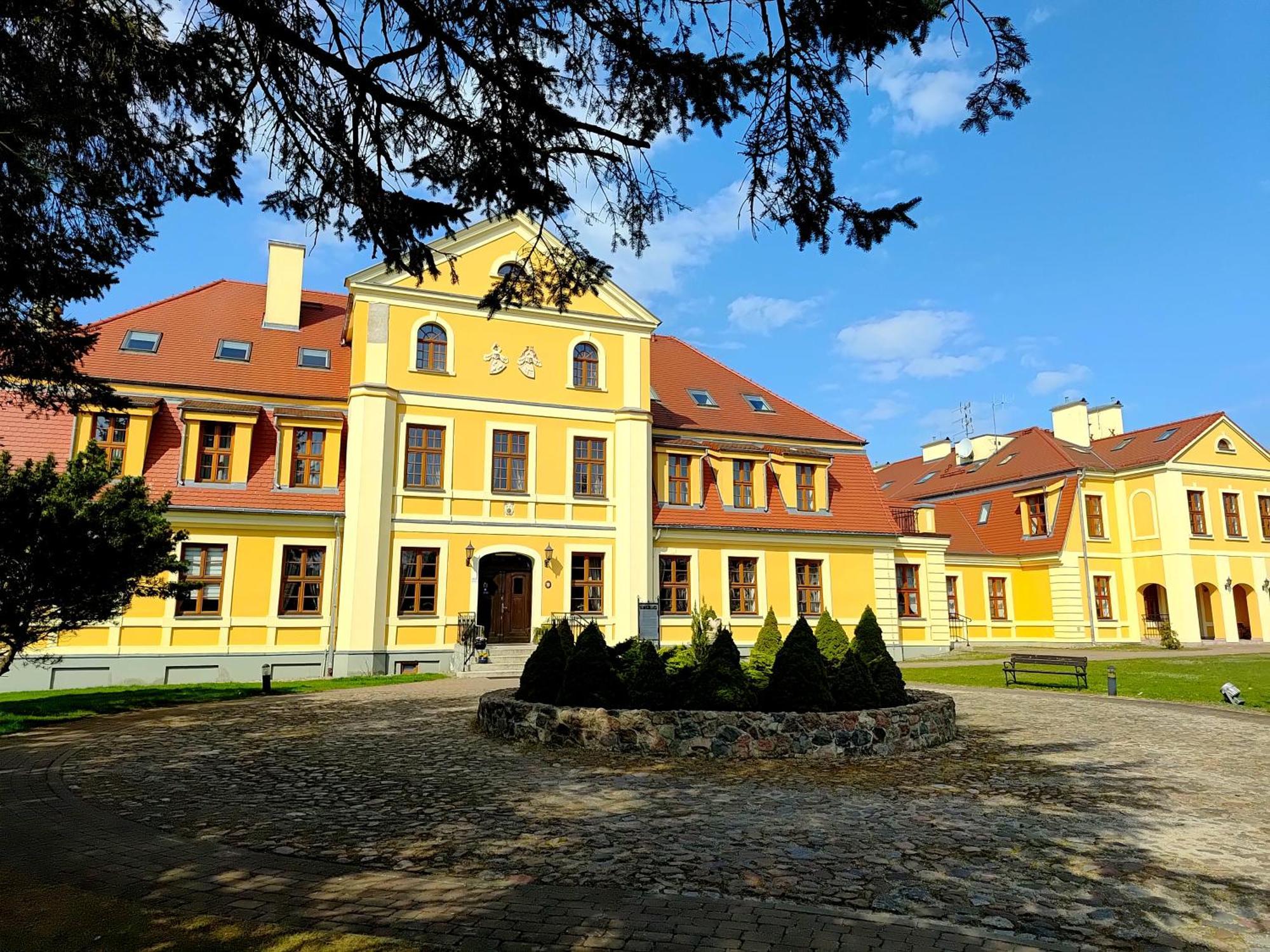 Palac W Rymaniu Екстер'єр фото