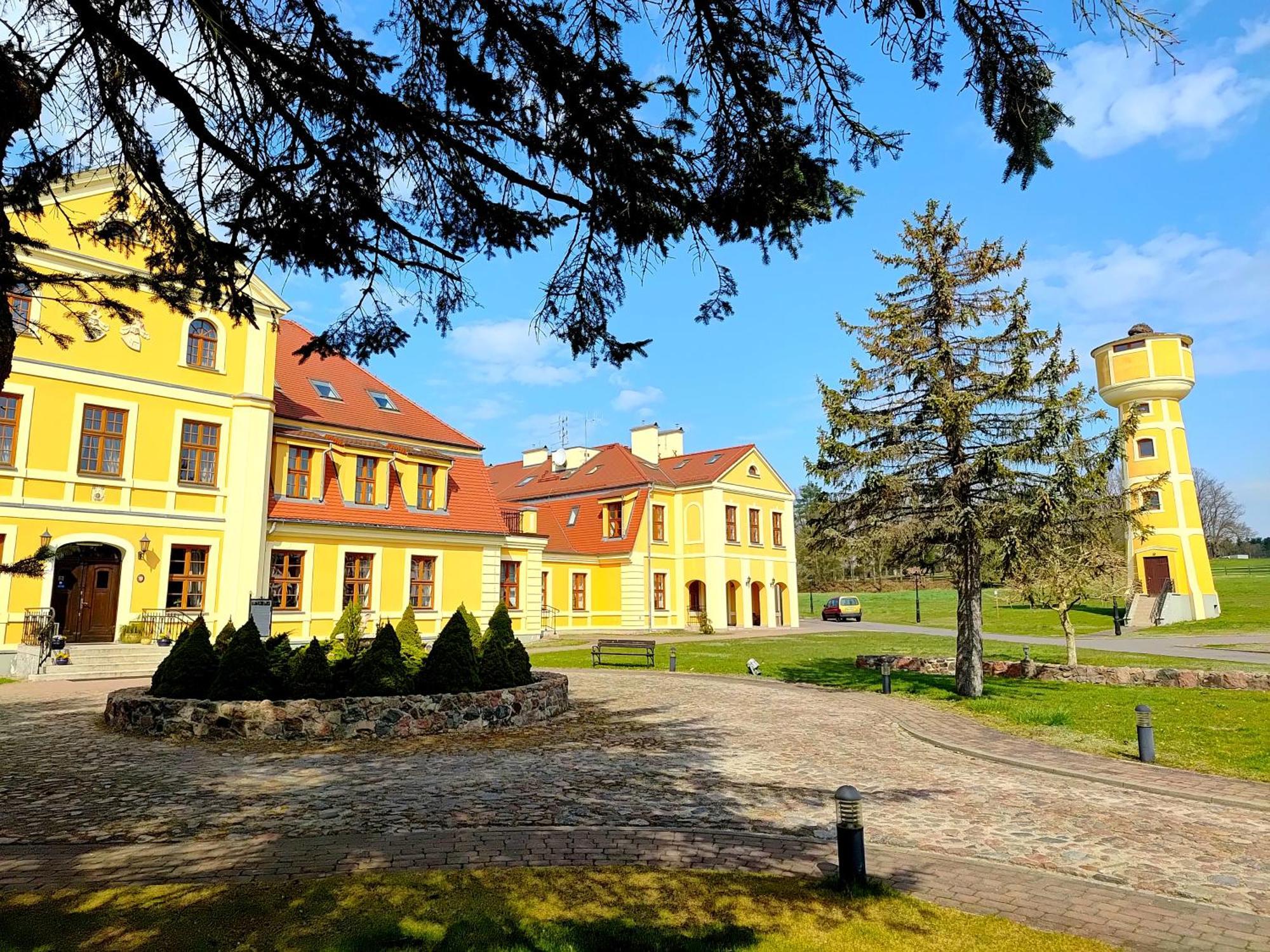 Palac W Rymaniu Екстер'єр фото