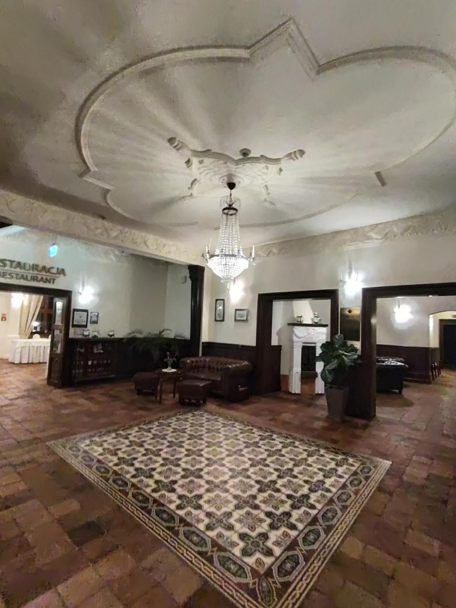 Palac W Rymaniu Екстер'єр фото